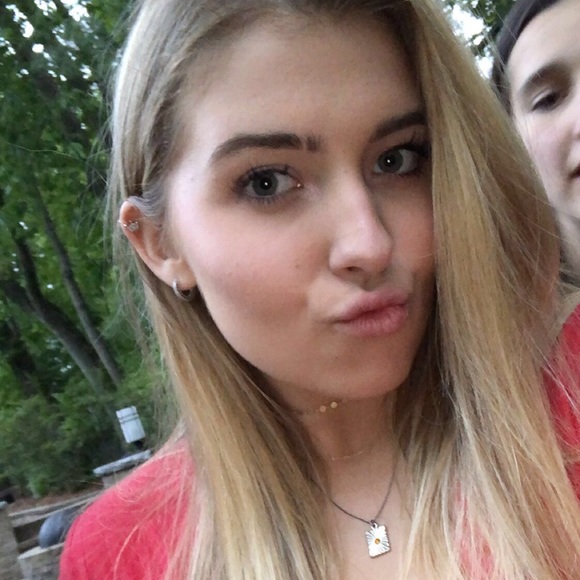 Meet your Posher, Nikki - Picture 2 of 2